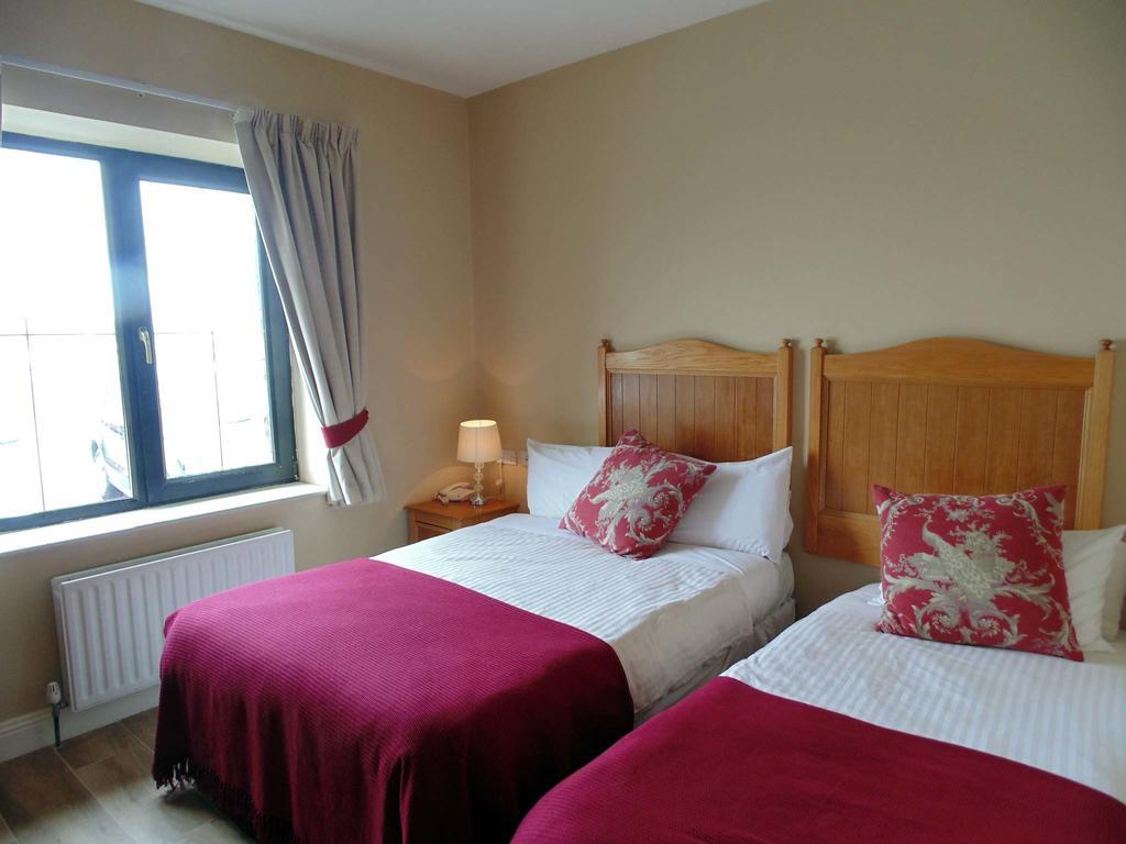 Ostan Oilean Acla Hotel Achill Sound ภายนอก รูปภาพ